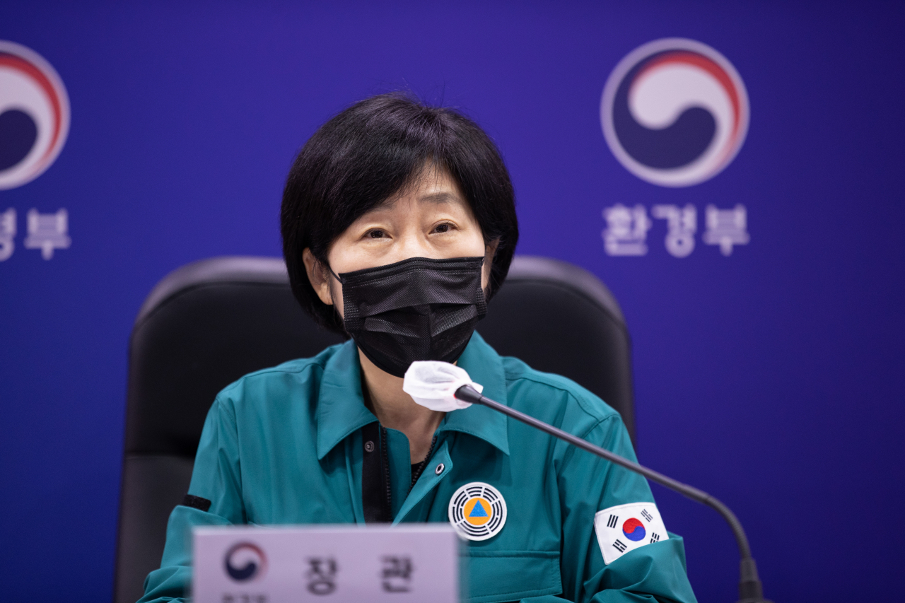한화진 환경부 장관이 13일 오전 세종시 정부세종청사에서 태풍 피해상황 및 복구계획 점검회의를 주재하고 주민 불편이 최소화될 수 있도록 피해지역 급수지원과 더불어 신속한 복구를 당부하고 있다. [환경부 제공]