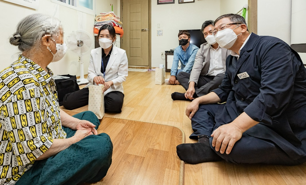 김경호 광진구청장이 복지사각지대 발굴의 일환으로 민생을 살피고 있다. [광진구 제공]