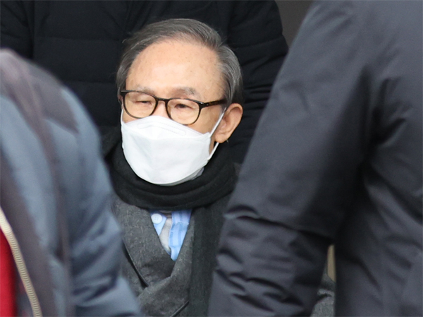 이명박 전 대통령이 지난 2021년 2월 10일 서울동부구치소 수감 도중 기저질환 치료를 위해 50여 일간 서울대학교병원에서 치료를 받고 퇴원하는 모습. [연합]