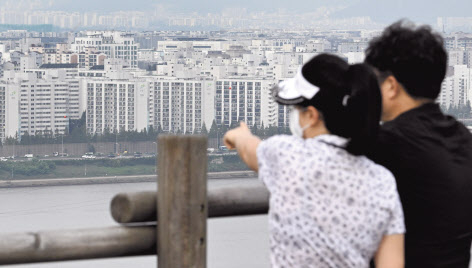 서울 마포구 상암동 하늘공원에서 아파트 단지 밀집지역을 바라보는 시민들의 모습. [헤럴드경제DB]