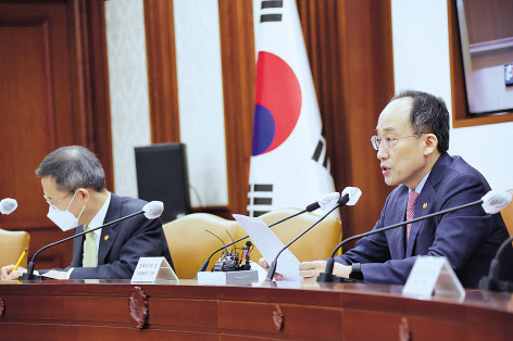 추경호(오른쪽) 부총리 겸 기획재정부 장관이 13일 정부서울청사에서 비상경제장관회의를 주재하고 있다. 추 부총리는 이 자리에서 “(재정준칙을 통해) 방만한 재정운용 여지를 차단하겠다”며 “금년 정기국회 내에서 조속히 입법화가 될 수 있도록 국회와 긴밀하게 협의해 나가겠다”고 강조했다. [연합]