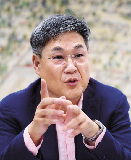 정문헌 서울 종로구청장은 13일 헤럴드경제와 인터뷰에서 “낙후된 지역으로 거론되는 창신동과 숭인동 일대 여러 재개발 사업을 하나로 묶어 ‘창신미래도시’로 추진하겠다”고 말하고 있다. 이상섭 기자