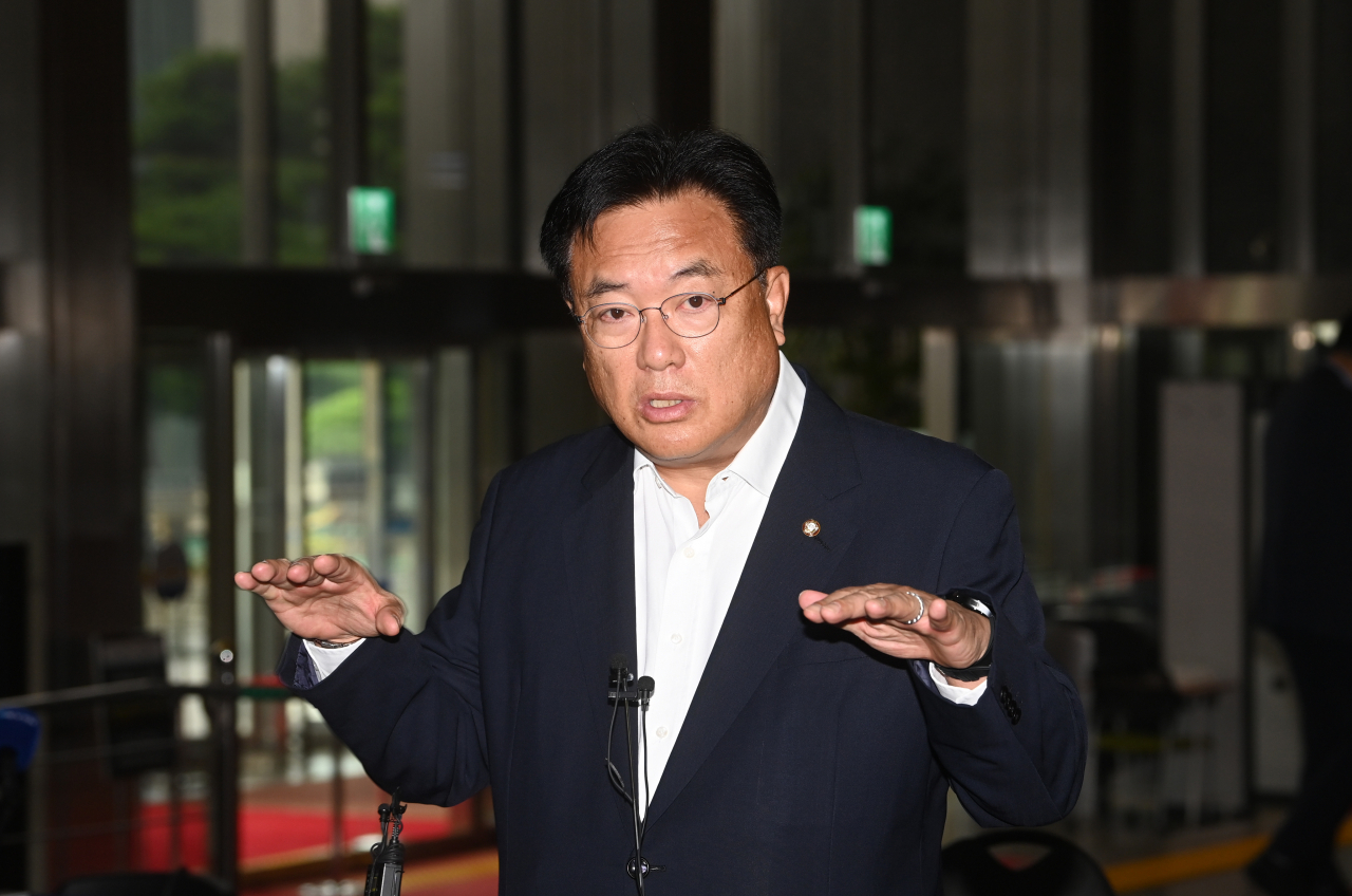 Rep. Chung Jin-suk, the interim chief of the ruling People Power Party, talks to the press at the National Assembly on Tuesday. (Yonhap)