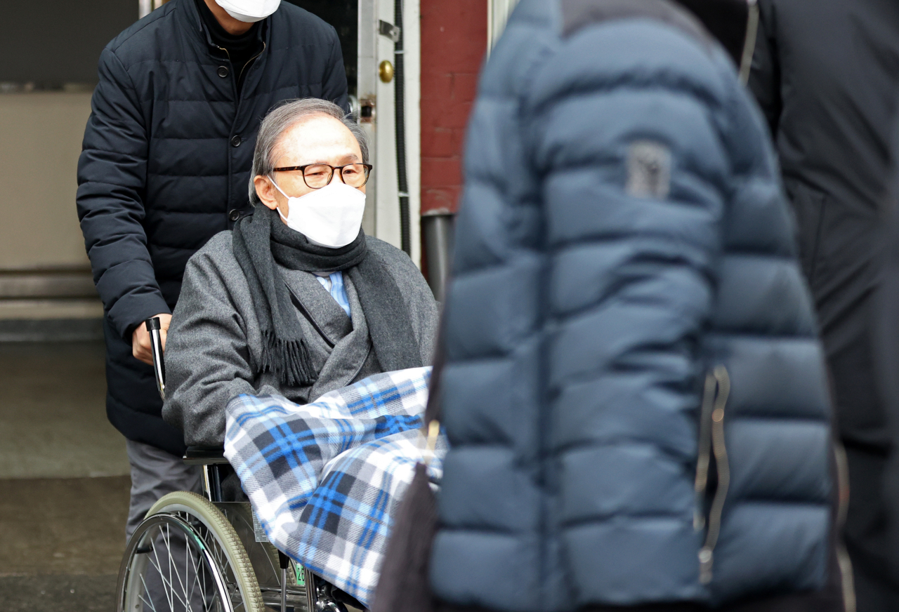 The prosecutors granted a stay of sentence for former President Lee Myung-bak on August 23. (Yonhap)