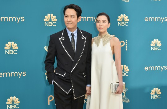지난해 넷플릭스에서 방영된 드라마 '오징어 게임'에서 주연 '성기훈'역을 연기한 이정재(왼쪽)가 임세령 대상그룹 부회장과 함께 12일(현지시간) 미국 로스앤젤레스 마이크로소프트시어터에서 열린 제74회 에미상 시상식에 참석해 포즈를 취하고 있다. [연합]