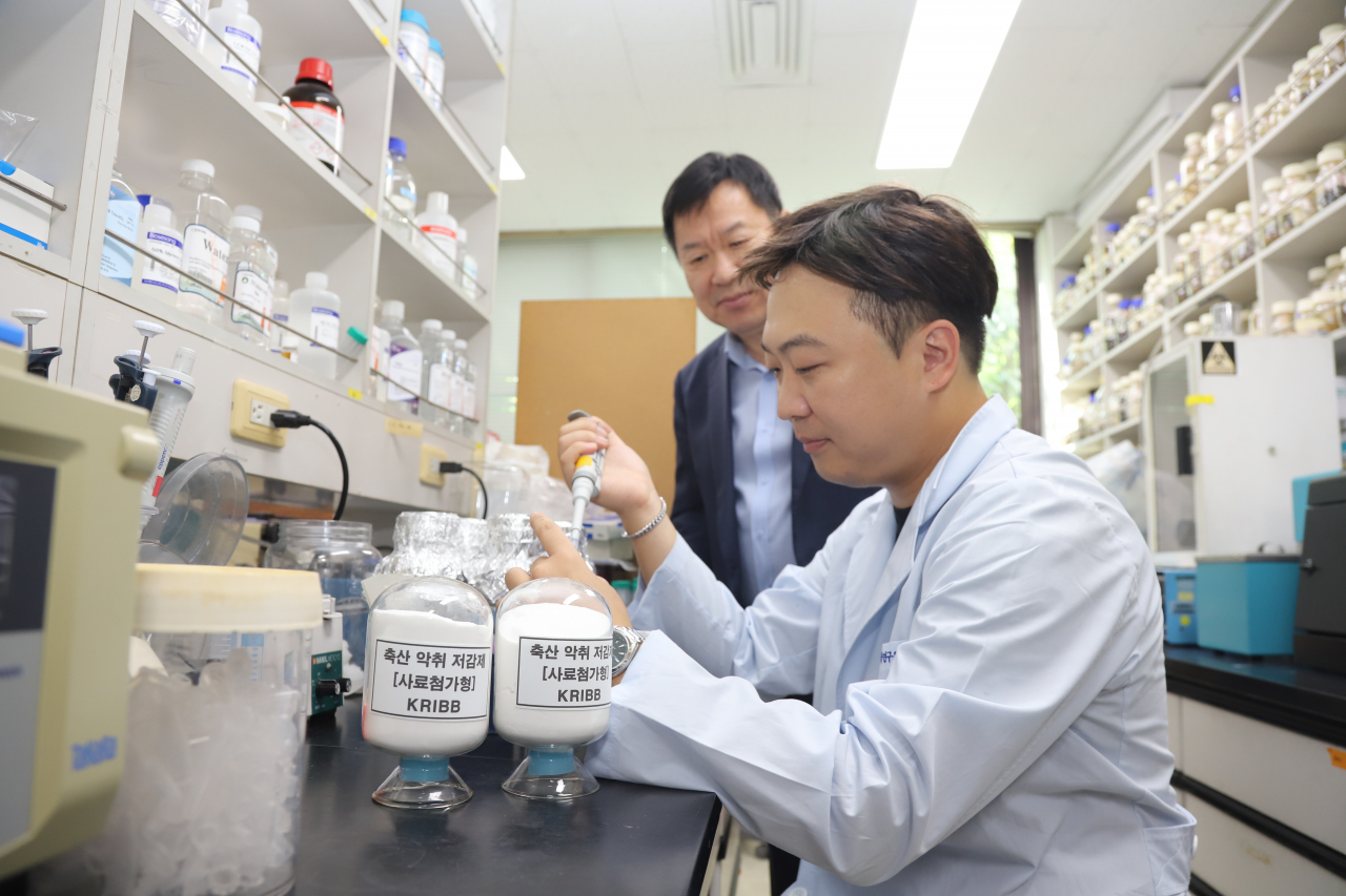 박호용(왼쪽) 박사와 김종훈 박사가 사료첨가제를 개발하고 있는 모습.[한국생명공학연구원 제공]