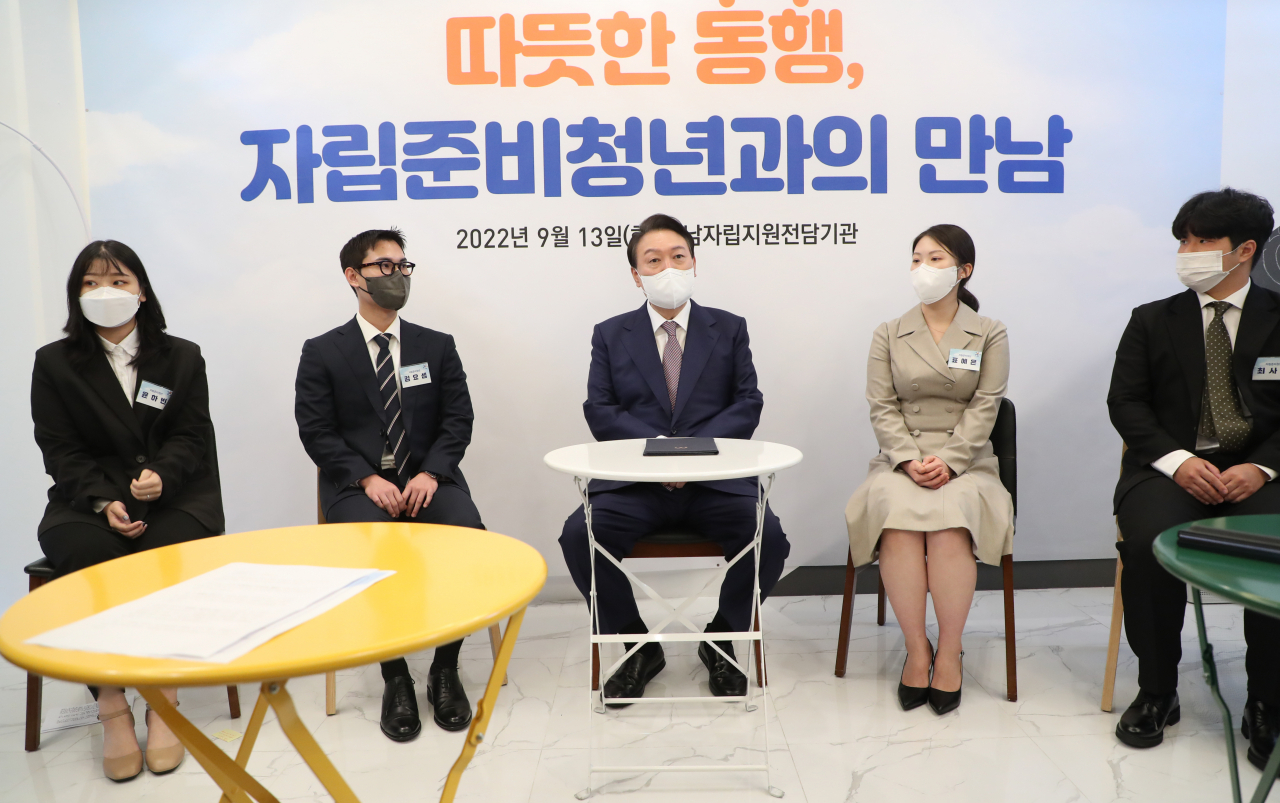 윤석열 대통령이 13일 충남 아산시 충남자립지원전담기관인 희망디딤돌 충남센터에서 열린 자립준비청년 간담회에서 발언하고 있다. [연합]