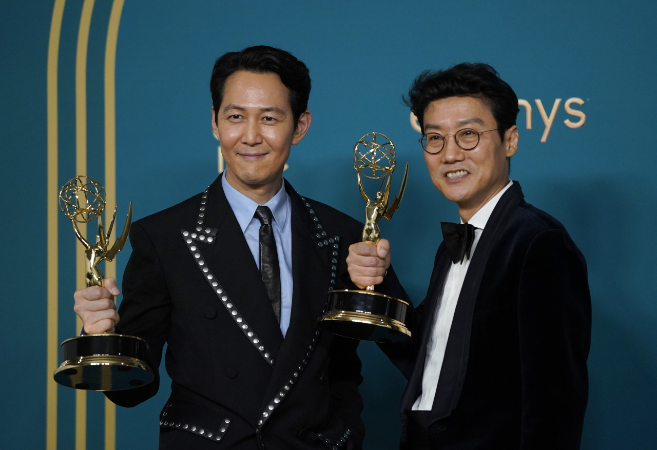 넷플릭스 오리지널 ‘오징어 게임’의 황동혁 감독(오른쪽)과 배우 이정재 [AP]