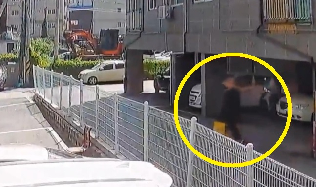 훔친 돈을 들고 나오는 범인 [경기북부경찰청 제공 영상 캡처]