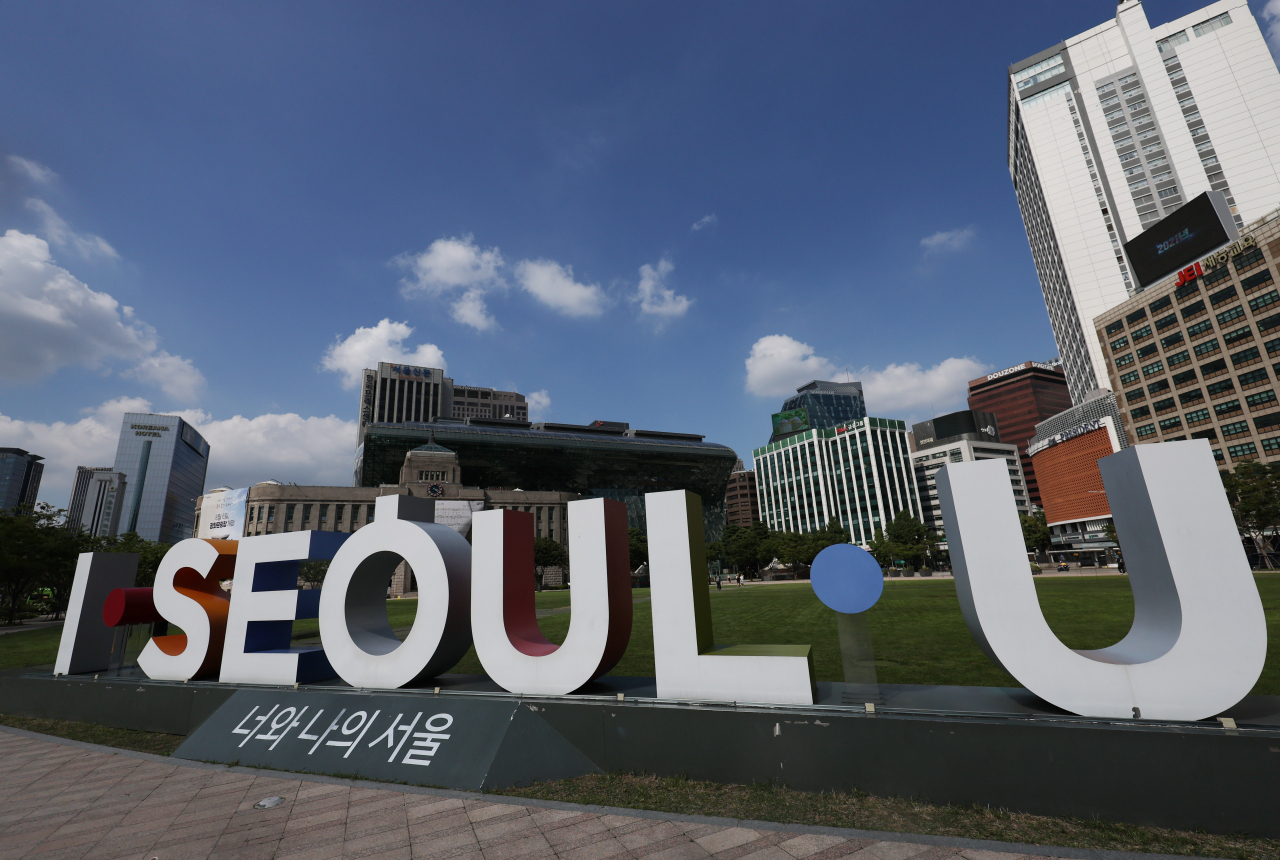 서울시가 시를 대표하는 신규 브랜드 개발에 착수한다. 현 브랜드인 '아이·서울·유(I·SEOUL·YOU)'는 박원순 전 시장 재임 당시인 2015년 10월 시민과 전문가 투표를 거쳐 선정됐다. 이전에는 이명박 전 시장 당시 만들어진 '하이서울(Hi Seoul)'이 2002년부터 13년간 쓰였었다. [연합]