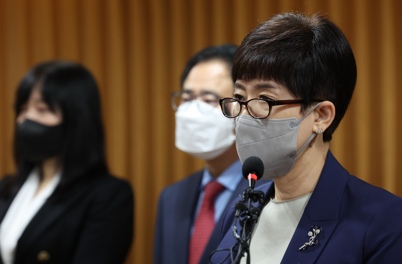 Special counsel Ahn Mi-young speaks to reporters at the Seoul Bar Association office in central Seoul on Tuesday. (Yonhap)