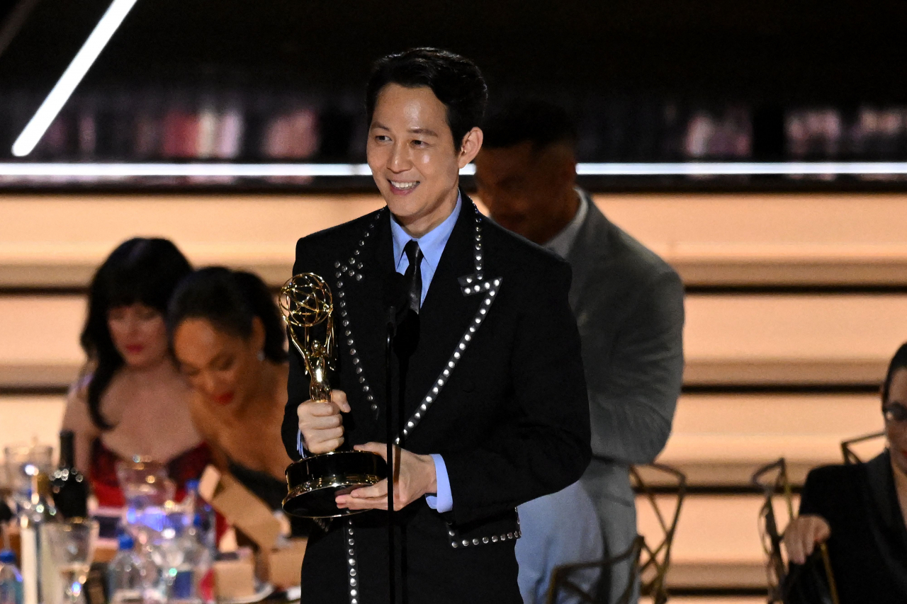 Lee Jung-jae accepts the Emmy for outstanding lead actor in a drama series for "Squid Game" at the 74th Primetime Emmy Awards on Monday at the Microsoft Theater in Los Angeles. (AP-Yonhap)