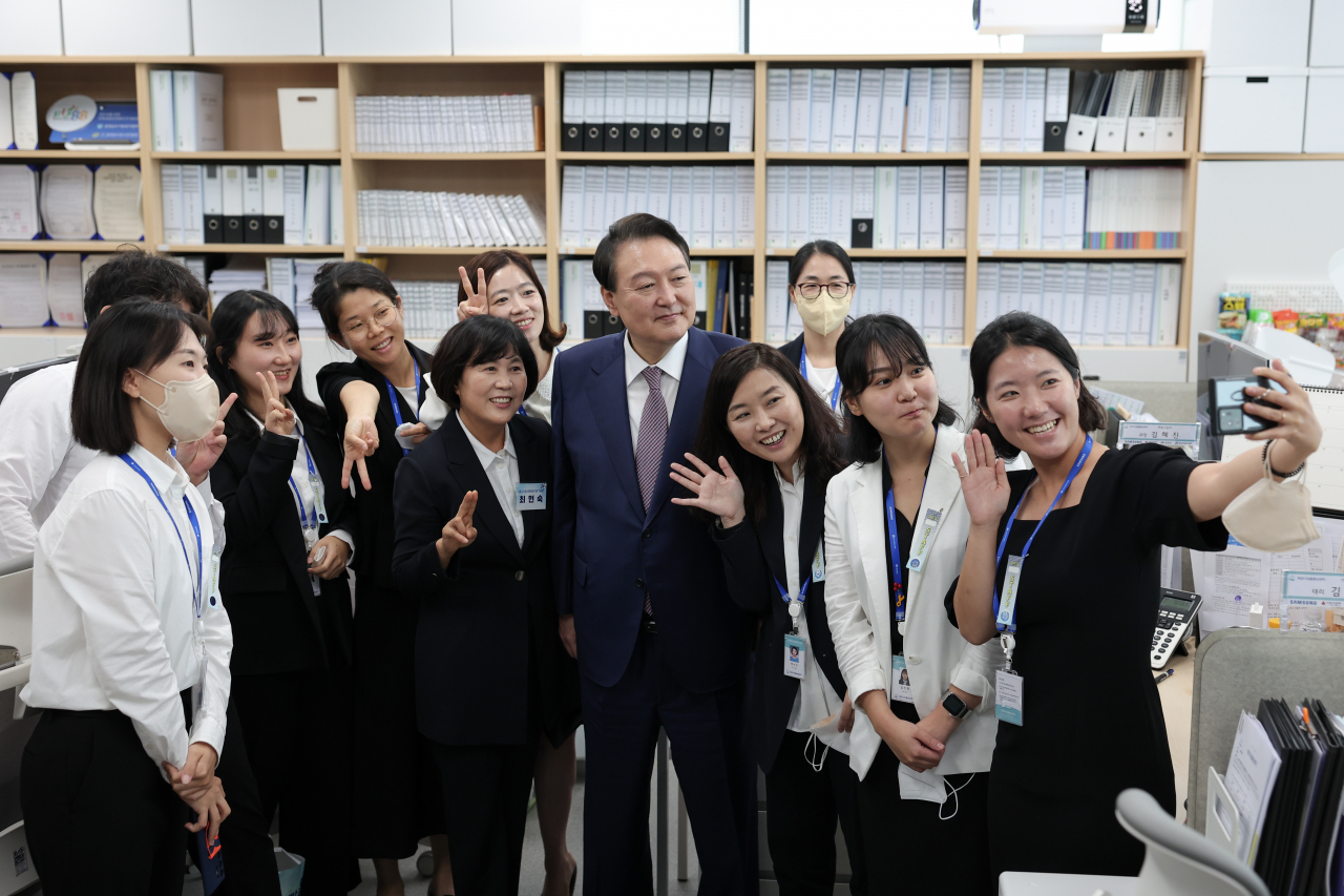 윤석열 대통령이 지난 13일 오전 충남자립지원전담기관인 희망디딤돌 충남센터를 방문, 관계자들과 기념촬영을 하고 있다. [연합]