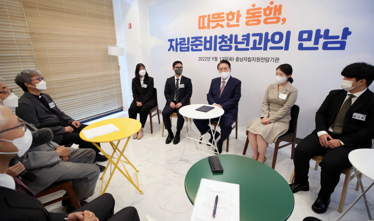 윤석열 대통령이 13일 충남 아산시 충남자립지원전담기관인 희망디딤돌 충남센터에서 열린 자립준비청년 간담회에서 발언하고 있다. [연합]