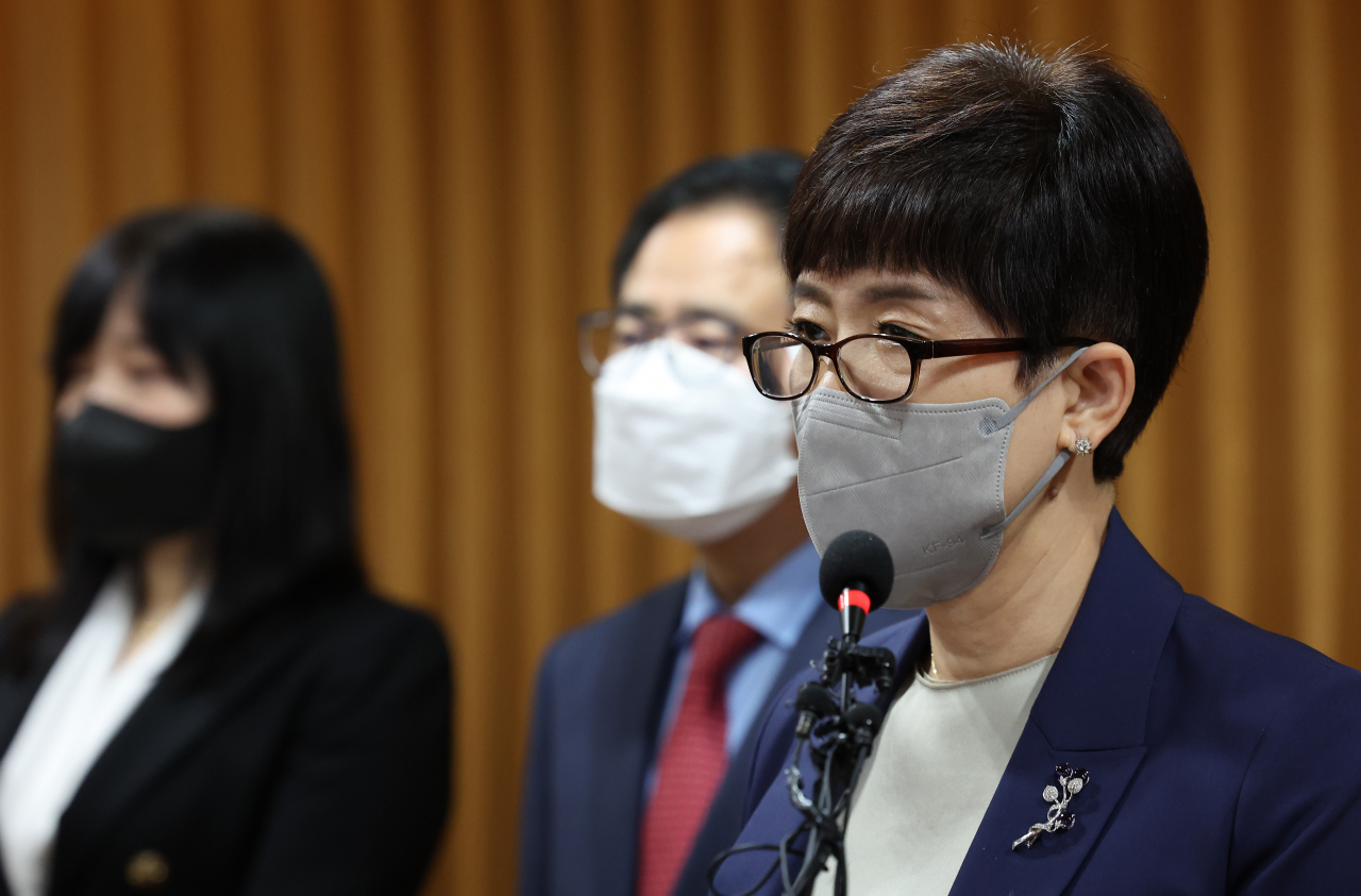 공군 성폭력 피해자 고(故) 이예람 중사 사망 사건을 100일간 수사한 안미영 특별검사가 13일 서초구 서울지방변호사회관에서 수사결과를 발표하고 있다. [연합]