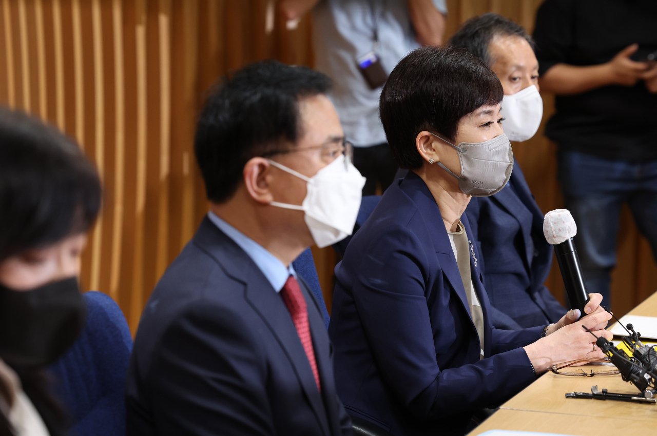 공군 성폭력 피해자 고(故) 이예람 중사 사망 사건을 100일간 수사한 안미영 특별검사가 13일 서초구 서울지방변호사회관에서 수사결과를 발표하고 있다. [연합]