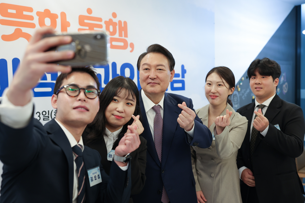 윤석열 대통령이 청년들과 기념촬영을 하고 있다. [연합]