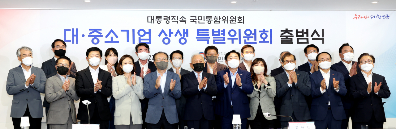 ‘대·중소기업 상생 특별위원회’가 13일 공식 출범했다. 왼쪽부터 한정화 상생특위원장, 김한길 국민통합위원장, 김기문 중기중앙회장 [중기중앙회 제공]