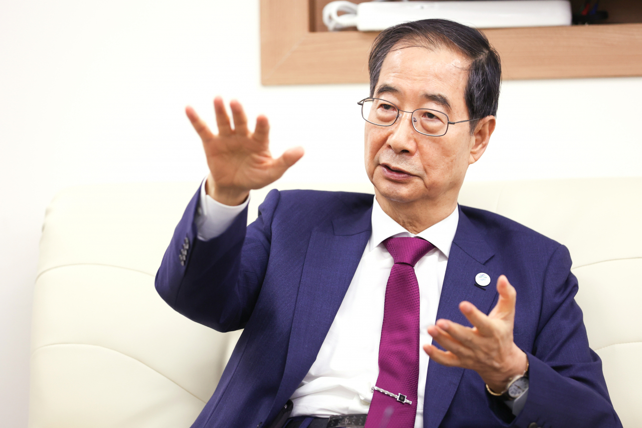 한덕수 국무총리가 13일 정부세종청사에서 열린 출입기자단 간담회에서 질문에 답변하고 있다. [연합]
