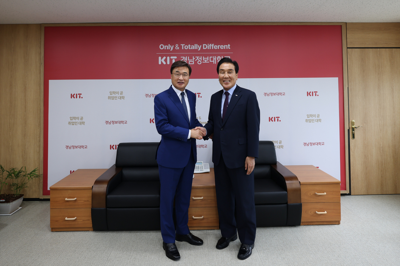 경남정보대 김대식 총장과 BNK금융그룹 김지완이 만나 부산지역 인재육성 프로젝트 가동을 위해 손을 잡았다. [경남정보대 제공]