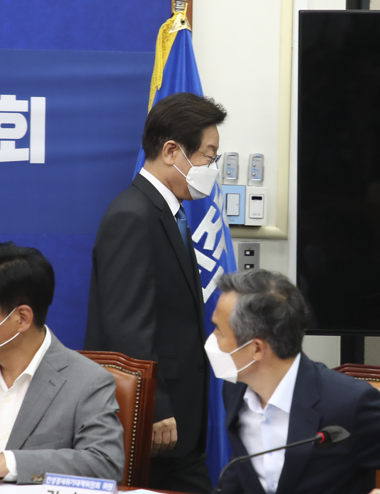더불어민주당 이재명 대표가 13일 서울 여의도 국회에서 열린 민생경제위기대책위원회 출범식을 마치고 자리를 떠나고 있다. 이상섭 기자