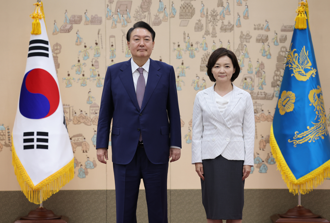윤석열 대통령이 13일 오후 서울 용산 대통령실 청사에서 박상미 주유네스코 대사에게 임명장을 수여한 뒤 기념촬영을 하고 있다. [연합]