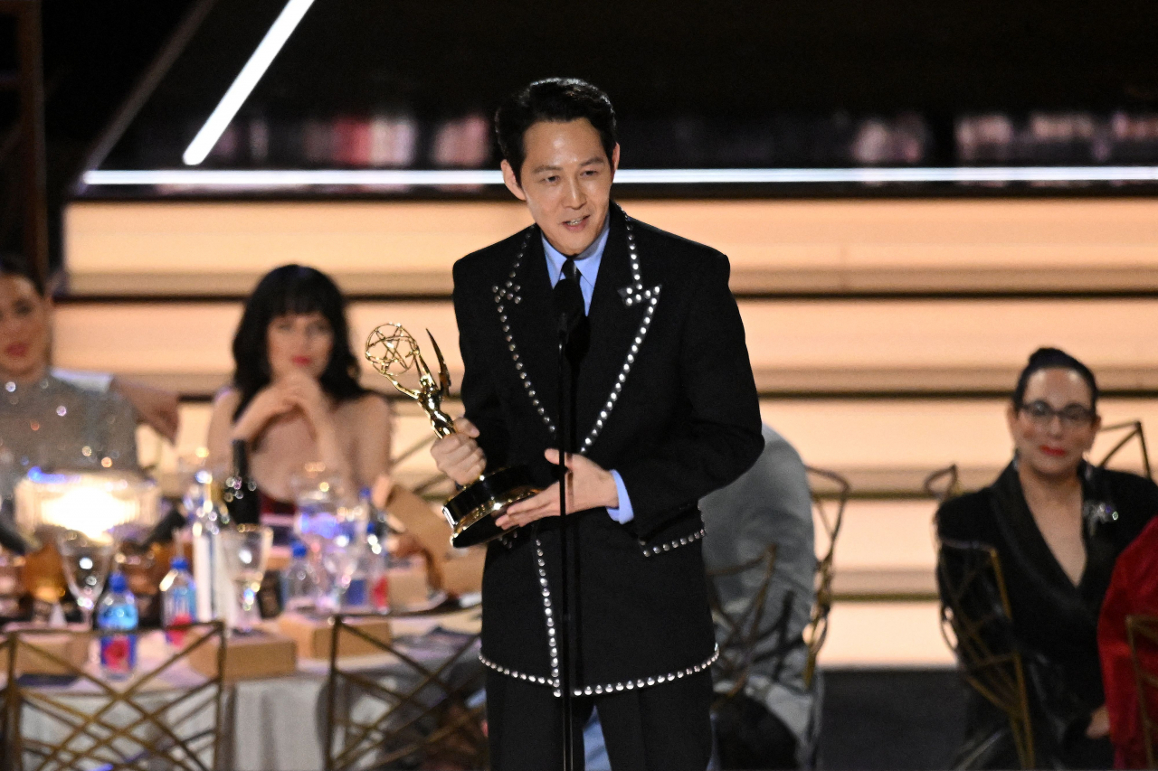 드라마 '오징어 게임'의 주연 배우 이정재가 12일(현지시간) 미국 로스앤젤레스의 마이크로소프트 시네마에서 열린 제74회 에미상 시상식에서 드라마 부문 남우 주연상을 받고 트로피를 들고 있다. [연합]