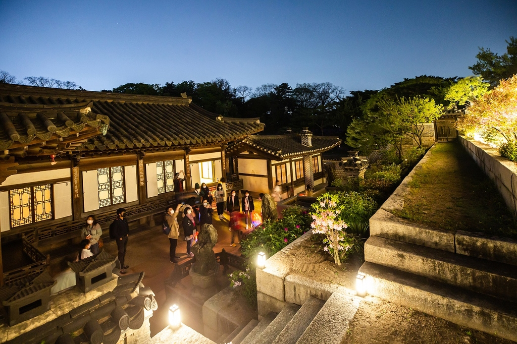 A Changdeokgung walking tour program takes place during the spring edition of the 2022 Royal Culture Festival held in April. (CHA)