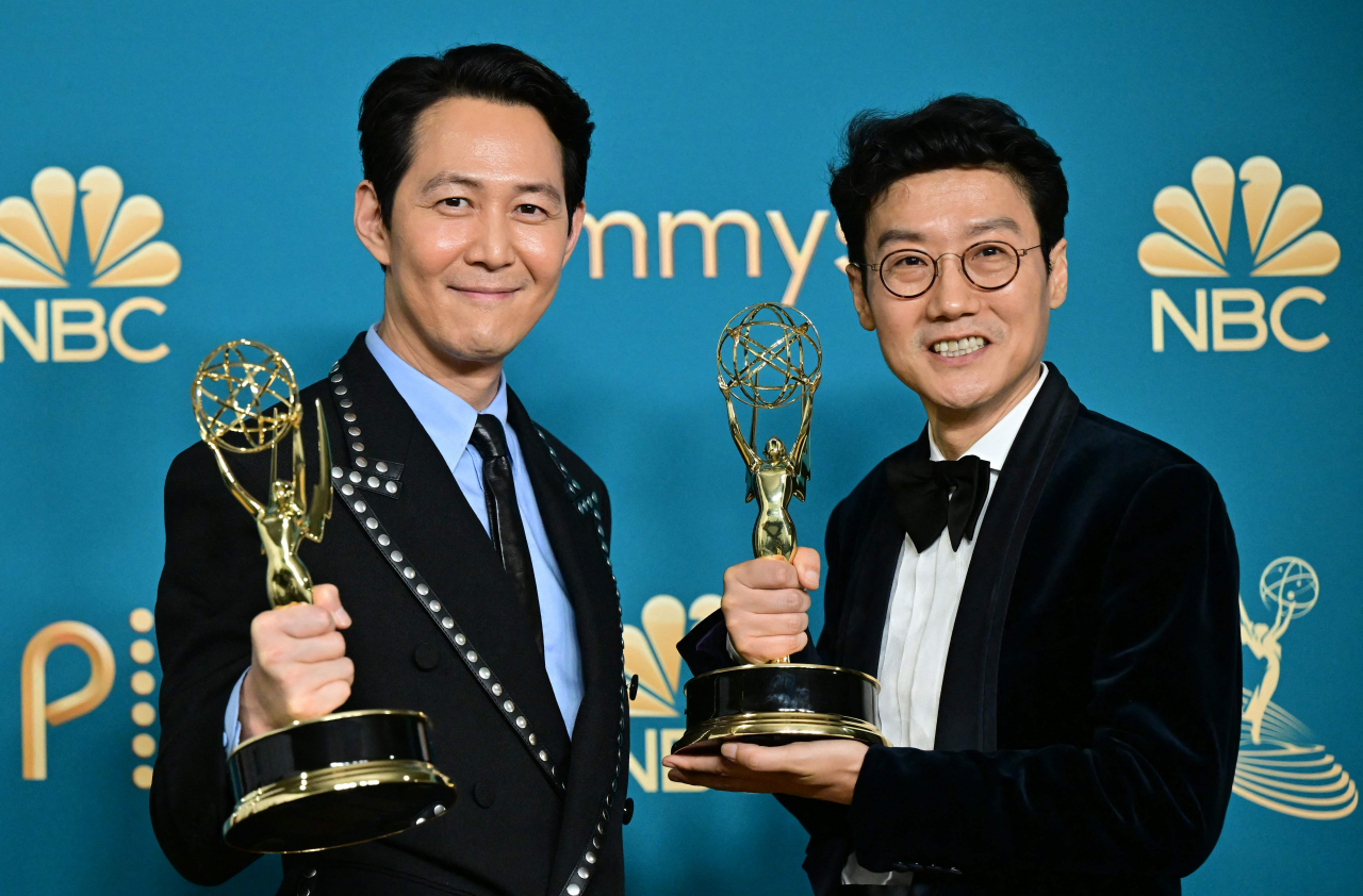 South Korean actor Lee Jung-jae (left) poses with the award for outstanding lead actor in a drama series and South Korean director Hwang Dong-hyuk (right) with the Emmy for outstanding directing for a drama series for "Squid Game" during the 74th Emmy Awards at the Microsoft Theater in Los Angeles, Monday. (AFP-Yonhap)
