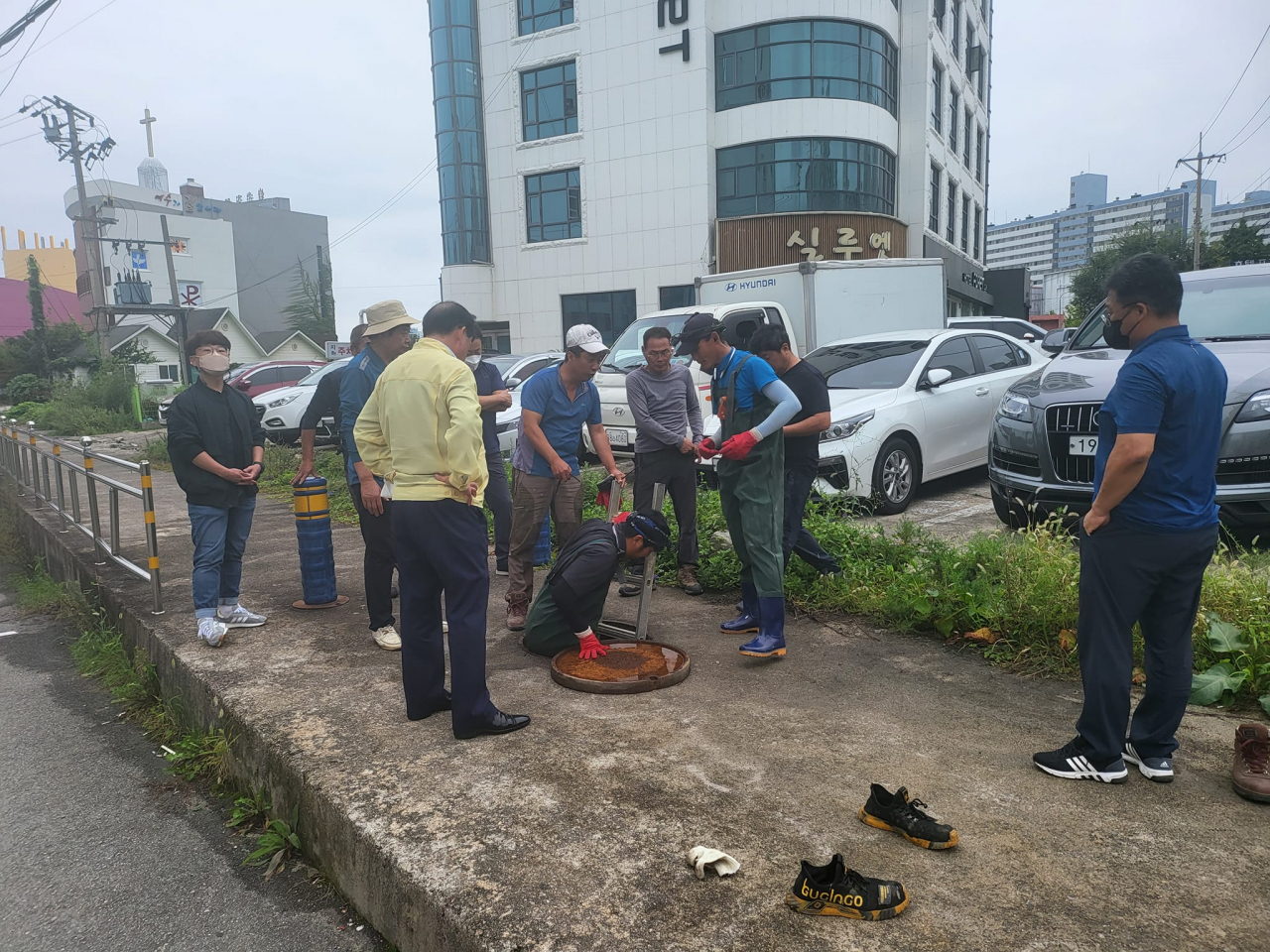 이병선 속초시장(노란색 점퍼) 페북 캡처.