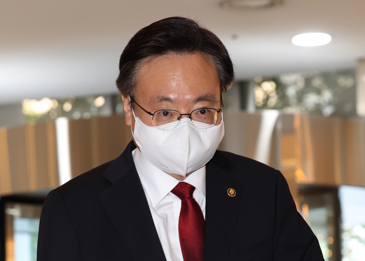 조규홍 보건복지부 장관 후보자가 8일 오전 서울 서대문구 국민연금공단 충정로사옥으로 출근하고 있다. [연합]