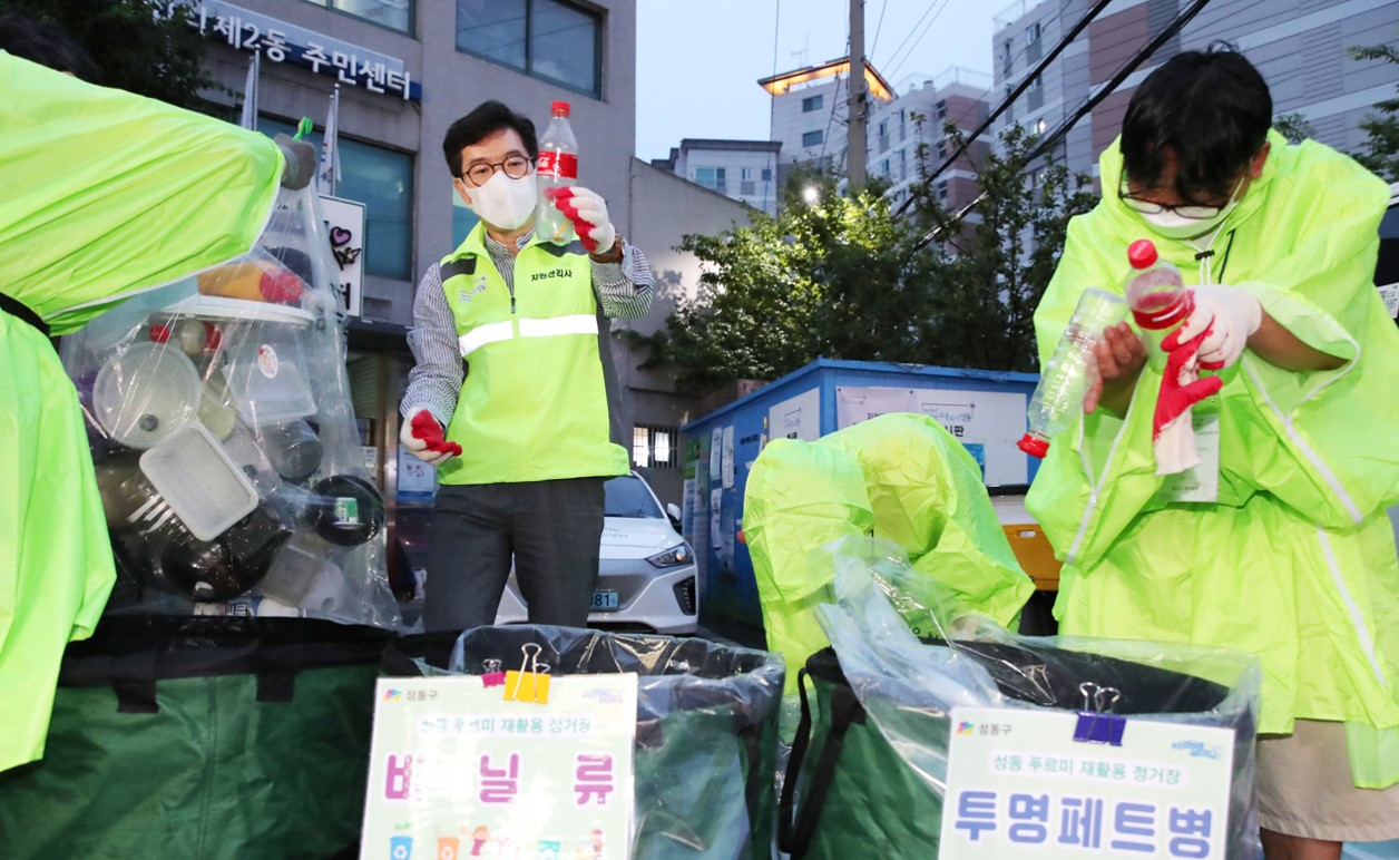 성동 푸르미 재활용 정거장에서 분리 수거 작업을 하는 정원오(가운데) 성동구청장. [성동구 제공]