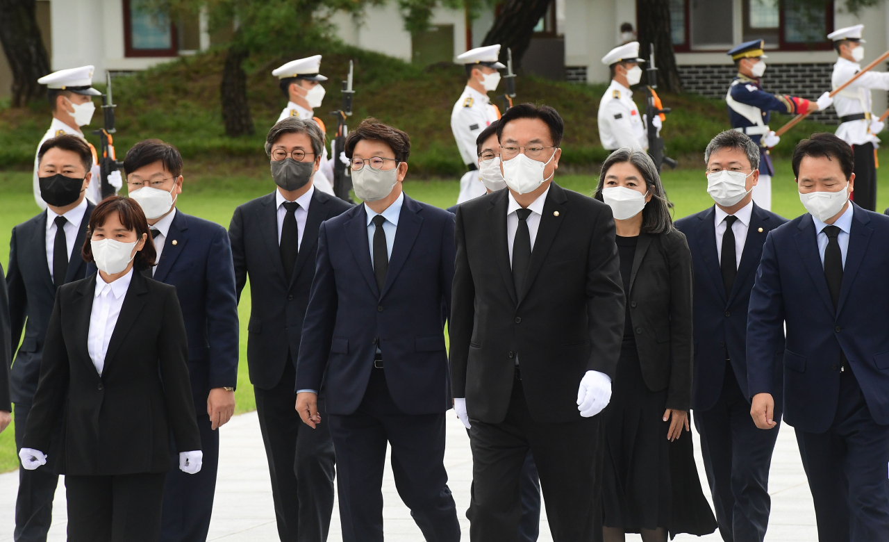 정진석 국민의힘 비상대책위원장과 권성동 원내대표, 비대위원들이 14일 오전 서울 동작구 국립서울현충원을 찾아 현충탑으로 이동하고 있다. [이상섭 기자]