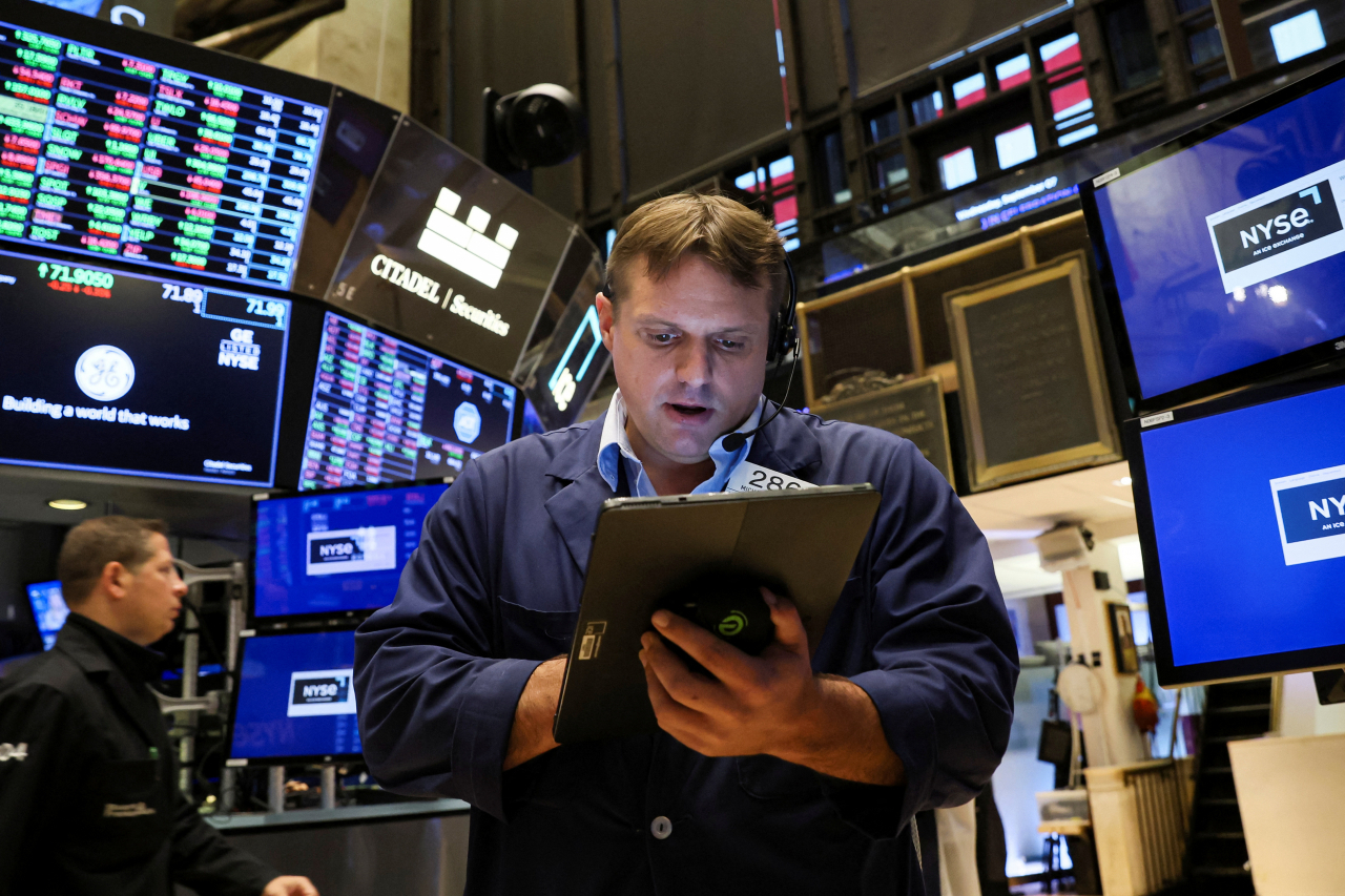 미국 뉴욕증권거래소(NYSE) 입회장에서 트레이더들이 업무를 처리하고 있다. [연합]