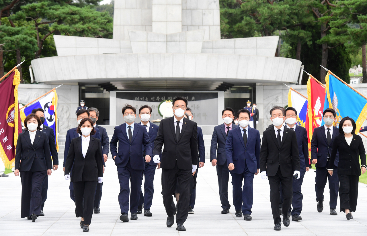 국민의힘 정진석 비상대책위원장과 권성동 원내대표, 비대위원들이 14일 오전 서울 동작구 국립서울현충원을 찾아 현충탑에서 참배한 뒤 걸어 나오고 있다. [사진=이상섭 기자]