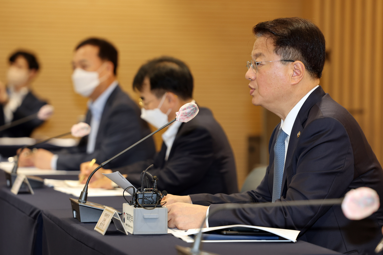 14일 오전 서울 서초구 한국자동차산업협회에서 열린 공급망 안정화 관련 기업·협회 간담회에서 방기선 기획재정부 1차관이 발언하고 있다. 그는 “기업의 공급망 안정화 노력을 보다빨리 지원하기 위해 경제안보를 위한 공급망 안정화 지원 기본법 제정을 서두르겠다”며 “범정부 차원의 지원체계를 확립하고 글로벌 공급망 재편에 대응하는 안전망을 갖춰 나가겠다”고 말했다. [연합]