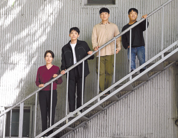음악극 ‘합★체’는 진화한 ‘배리어프리 공연’을 보여주기 위해 ‘완벽한 합체’가 관건인 작품이다. 작품엔 수어 통역사가 등장하고, 시각장애인을 위해 공연의 사전 정보도 제공한다. 사진은 김지원 연출가와 배우 박정혁, 이성민, 김범진(왼쪽부터). 박해묵 기자