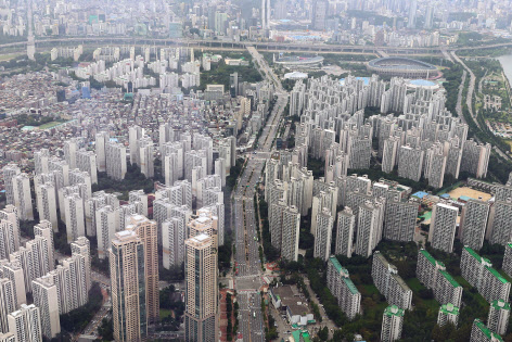 금리 급등과 극심한 거래 절벽으로 경매 물건의 급증 현상이 나타나고 있다. 심지어는 빚을 아파트로 갚는 대물 변제 사례까지 등장했다. 사진은 서울 송파구 롯데월드타워 전망대 서울스카이에서 바라본 서울 시내 아파트 단지 모습. [연합]