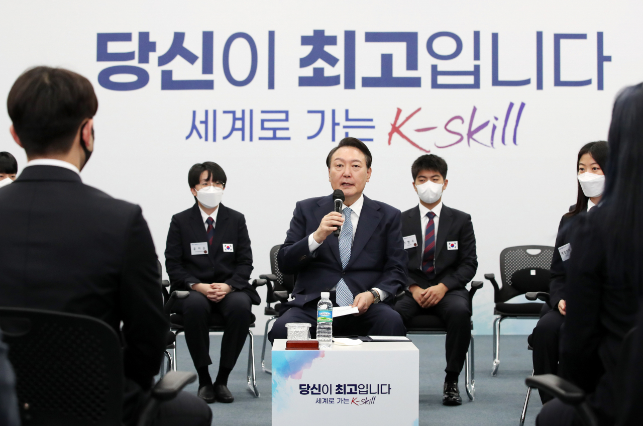 윤석열 대통령이 9일 인천시 부평구 글로벌숙련기술진흥원을 방문, 국제기능올림픽에 출전하는 국가대표들과 간담회를 하고 있다. [연합]