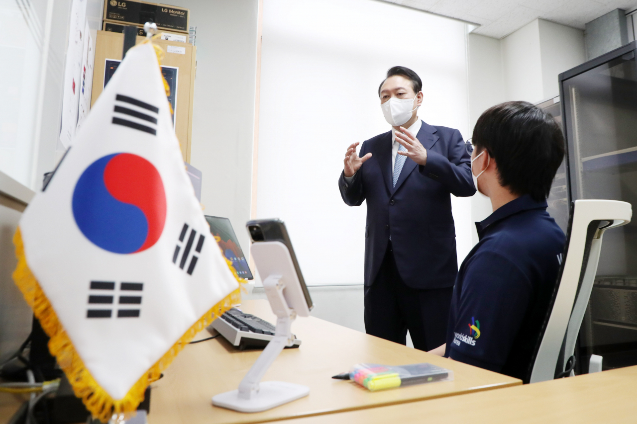 윤석열 대통령이 9일 인천시 부평구 글로벌숙련기술진흥원 내 국제기능올림픽 모바일 앱개발·IT네트워크시스템 국가대표 훈련장을 방문하고 있다. [연합]