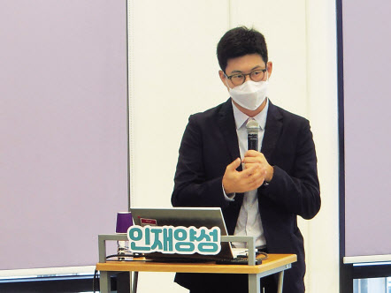 코딩교육 실습 플랫폼 회사 엘리스의 김재원 대표가 디지털기업의 인재상에 대해 발표하고 있다.