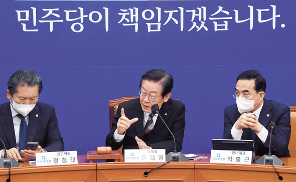 이재명 더불어민주당 대표와 정청래 최고위원 등 당지도부가 14일 국회에서 열린 최고위원회의에서 논의하고 있다. 이상섭 기자