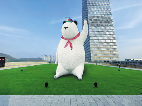 대전신세계 내부의 갤러리를 찾은 고객들(위쪽)과 외부에 마련된 초대형 푸빌라 벌룬. [신세계백화점 제공]
