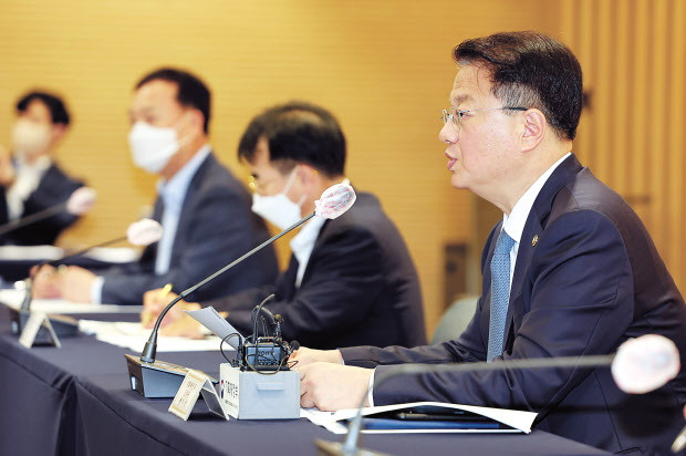 방기선 기획재정부 제1차관이 14일 오전 서울 서초구 한국자동차산업협회에서 열린 공급망 안정화 관련 기업·협회 간담회에서 발언하고 있다. 방 차관은 이 자리에서 “국가 핵심품목과 관련된 산업의 공급망 안정화를 위해 재정·세제·금융 지원 근거를 마련하고, 공급망 안정화 기금도 준비하겠다”고 강조했다. [연합]