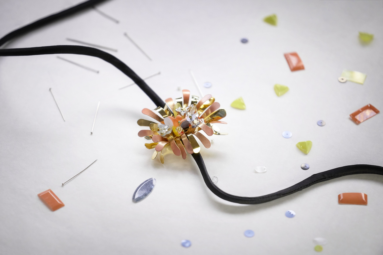 첩지를 떠올리게 하는 정호연의 머리 장신구. [루이비통 제공]