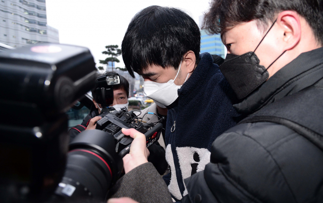 지난해 11월 경찰의 범죄피해자 안전 조치(신변보호)를 받던 전 여자친구를 1년간 스토킹한 끝에 살해한 피의자 김병찬(35). 박해묵 기자