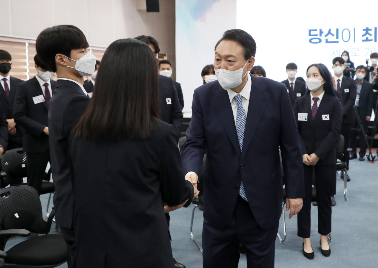 윤석열 대통령이 인천시 부평구 글로벌숙련기술진흥원을 방문, 국제기능올림픽에 출전하는 국가대표들과 간담회에 앞서 인사하고 있다. [연합]