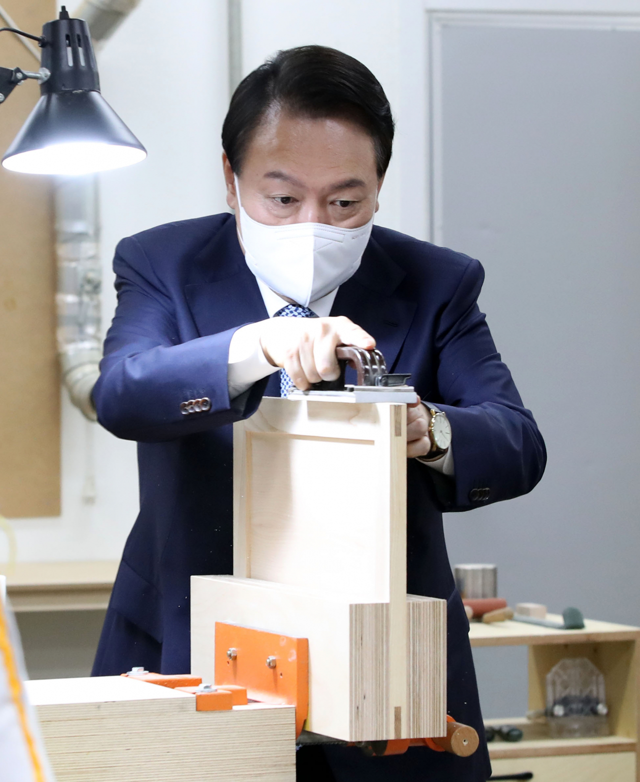 윤석열 대통령이 9일 인천시 부평구 글로벌숙련기술진흥원 내 국제기능올림픽 가구·목공·실내장식 국가대표 훈련장을 방문해 사포질을 체험하고 있다. [연합]