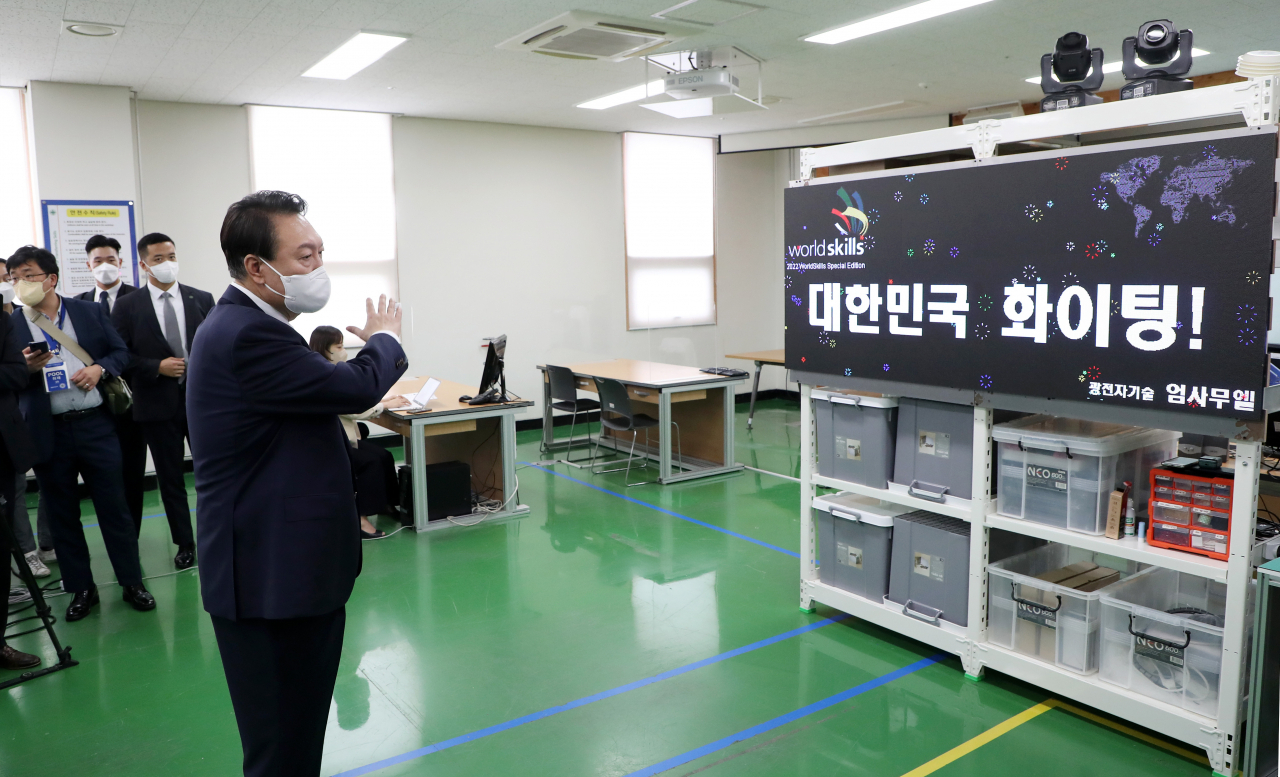 윤석열 대통령이 9일 인천시 부평구 글로벌숙련기술진흥원 내 국제기능올림픽 광전자기술·그래픽 디자인 국가대표 훈련장을 방문하고 있다. [연합]