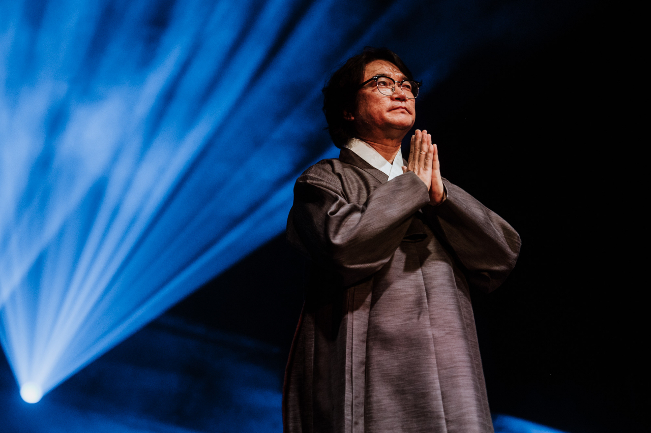 지난 11일 폴란드 바르샤바 드라마티즈니 극장(Teatre Dramatyczny, Warsaw Poland)에서 유럽투어의 첫 일정을 마친 원일 경기시나위오케스트라 예술감독 [폴란드 바르샤바 크로스컬쳐 페스티벌 제공]